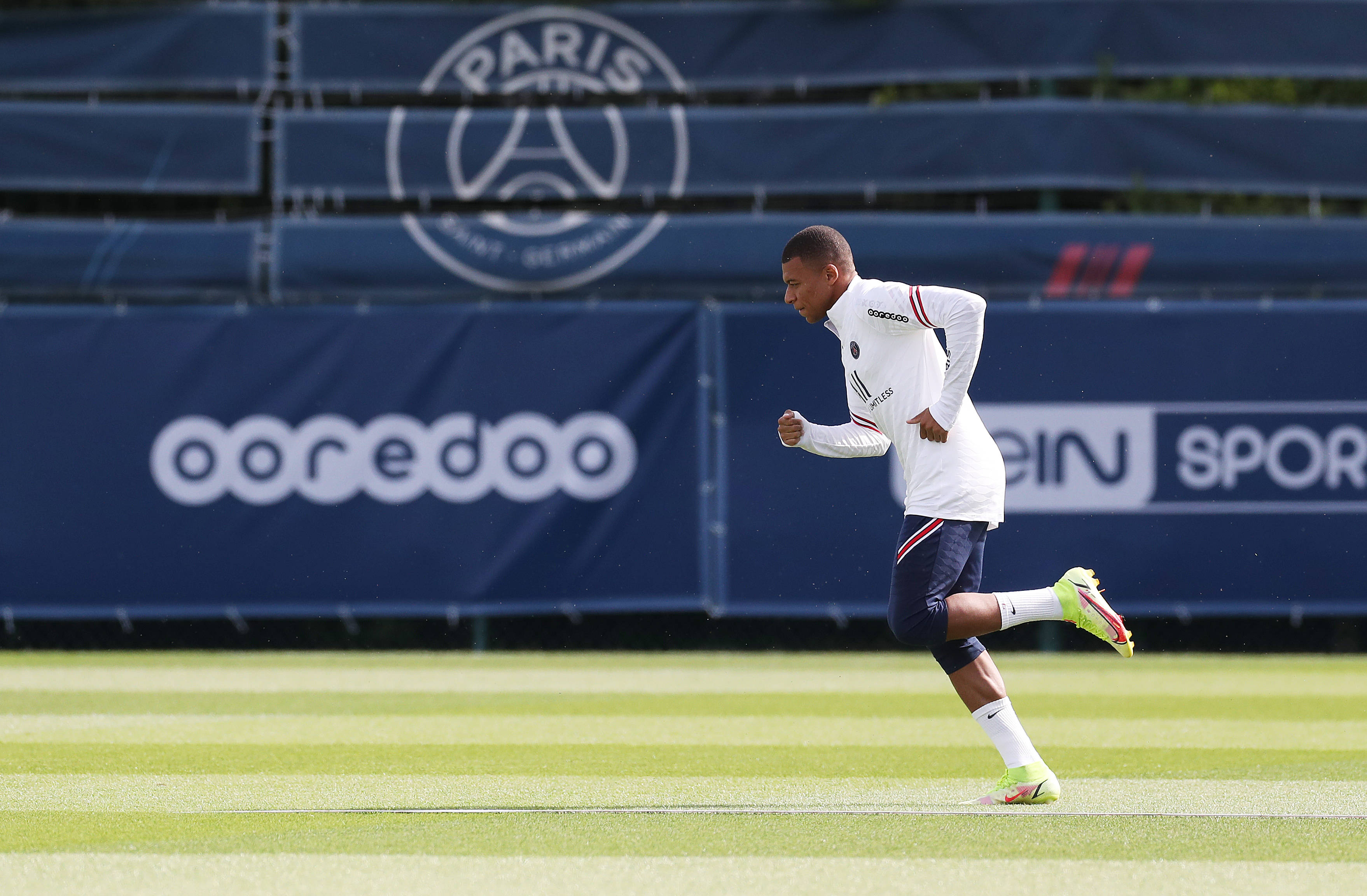 队右侧与中 队右侧与中